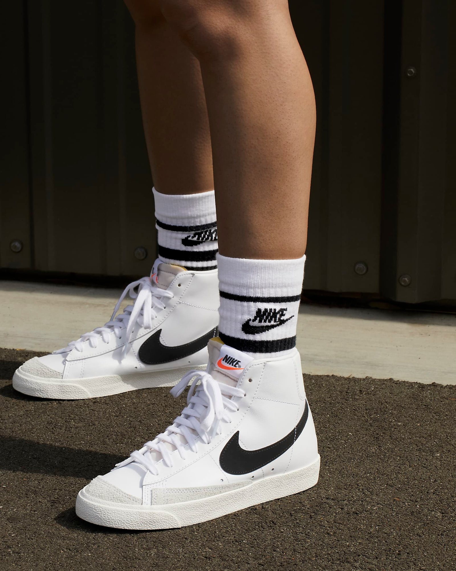 Zapatillas Nike Blazer Mid 77 Blancas con Negro en vista personal calle