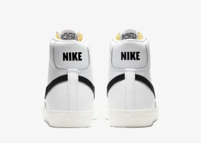 Zapatillas Nike Blazer Mid 77 Blancas con Negra en vista trasera